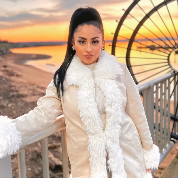 Meet your Posher, Rina - Picture 2 of 2